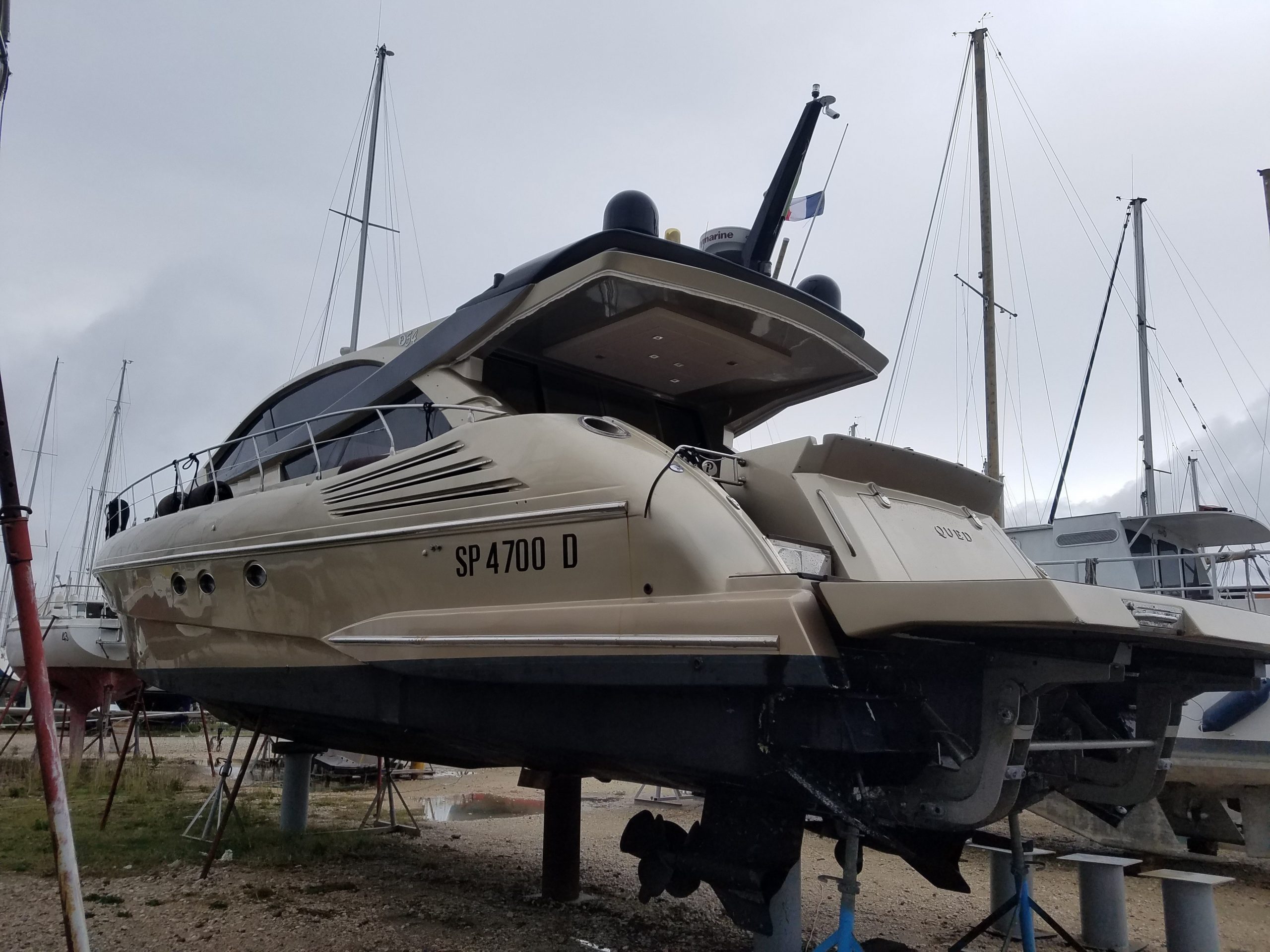 yacht-port-navy-service Port à sec Port Navy Service - Un bateau à moteur sauvé par l'équipe